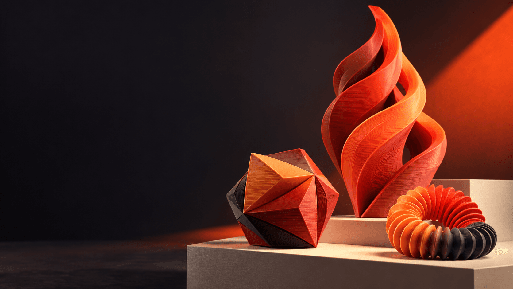 Peças impressas em 3D em tons de laranja e vermelho sobre pedestais.